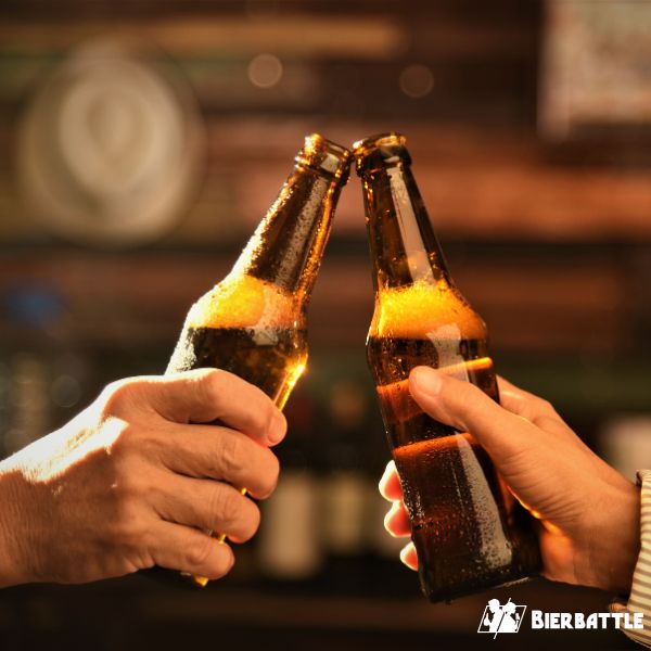 Proosten met 2 flesjes pils