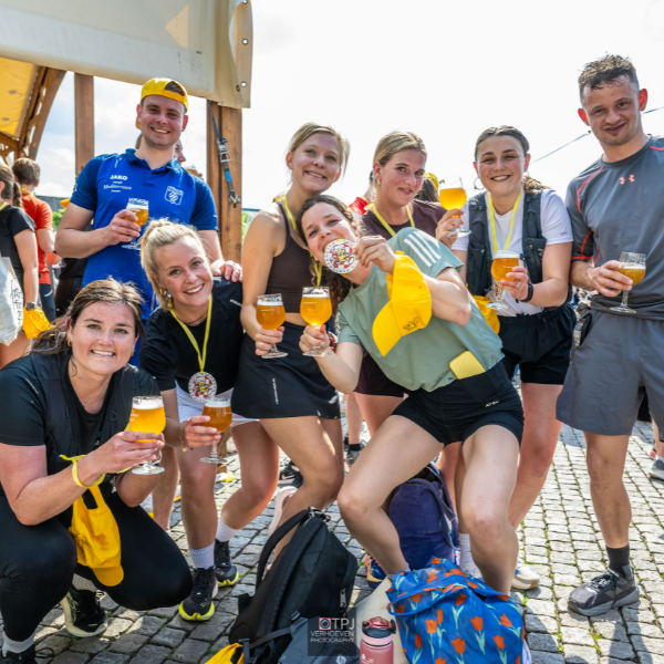 Foto Bierrun Den Bosch 2026 van hardlopers met bier en medailles op het speciaalbierfestival